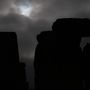 Napfogyatkozás a felhők mögött a Stonehenge-nél