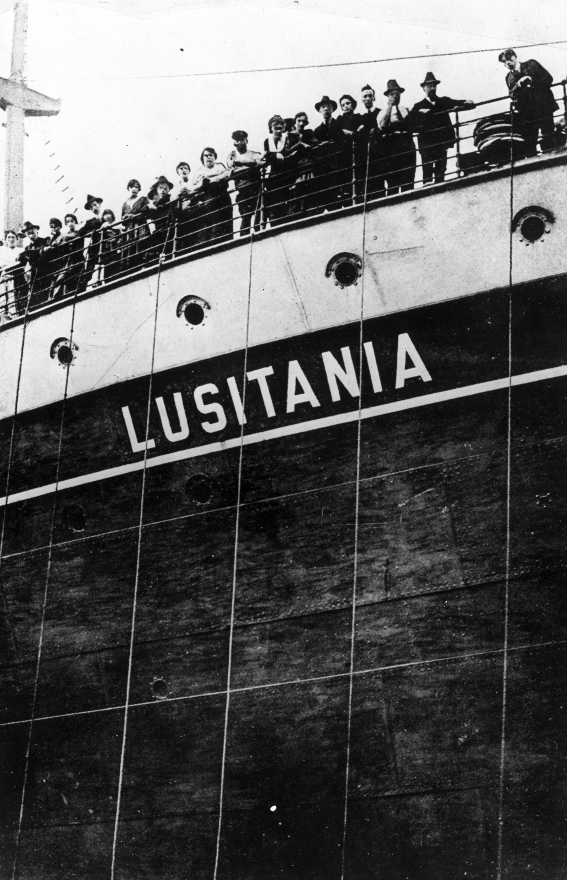 Statiszták sorakoznak a díszleten a Lusitania elsüllyesztéséről készült némafilm forgatásán.
