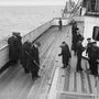 Első osztályú utasok a shuffleboard nevű angol korongtologatós játék közben, a hajó fedélzetén.