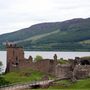 A festői Loch Ness partján találhatók az Urquhart-kastély kevéssé festői maradványai. Az épület annyiban hasonlít a többi skót kastélyhoz, hogy ebben sem találták a szörnyet.