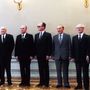 1985-ben politikusok pózolnak a Varsói Szerződés meghosszabbítása után. Jobbról balra: Nicolae Ceausescu, Kádár János, Gorbacsov, Jaruzelski lengyel miniszterelnök, Zhivkov bulgár miniszterelnök, Erich Honecker Kelet-Németországból és Gustav Husak Csehszlovákiából.
