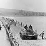 1971. augusztus 5-én T-54-es harckocsik kelnek át a Dunán a három részből összeállított 60 tonnás pontonhídon az Opál 71 elnevezésű hadgyakorlaton melyen csehszlovák szovjet és magyar csapatok vettek részt