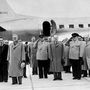 
A szovjet delegáció megérkezett a varsói reptérre 1955. május 13-án, hogy másnap aláírja a Varsói Szerződést. A képen Gheorghe Gheorghiu-Dej, a Román Kommunista Párt első titkára, Bolesław Bierut, a Lengyel Népköztársaság elnöke, Nyikolaj Bulganyin, a SZU Minisztertanácsának elnöke (kalappal), Ivan Konyev, a SZU marsallja (tiszteleg), Molotov, a SZU külügyminisztere és Georgíj Zsukov, a Vörös Hadsereg vezérkari főnöke.