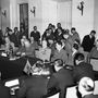 A szovjet delegáció az aláírás idején a konferenciateremben