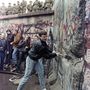 A Berlini Fal ledöntése: a Varsói Szerződés hivatalosan csak később szűnt meg, 1989. novemberében azonban már ledőlt a két Németországot elválasztó fal.