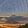 A csillagok útja a déli féltekén, ahogy Indonéziából, a Bromo Tengger Semeru Nemzeti Parkból látszik