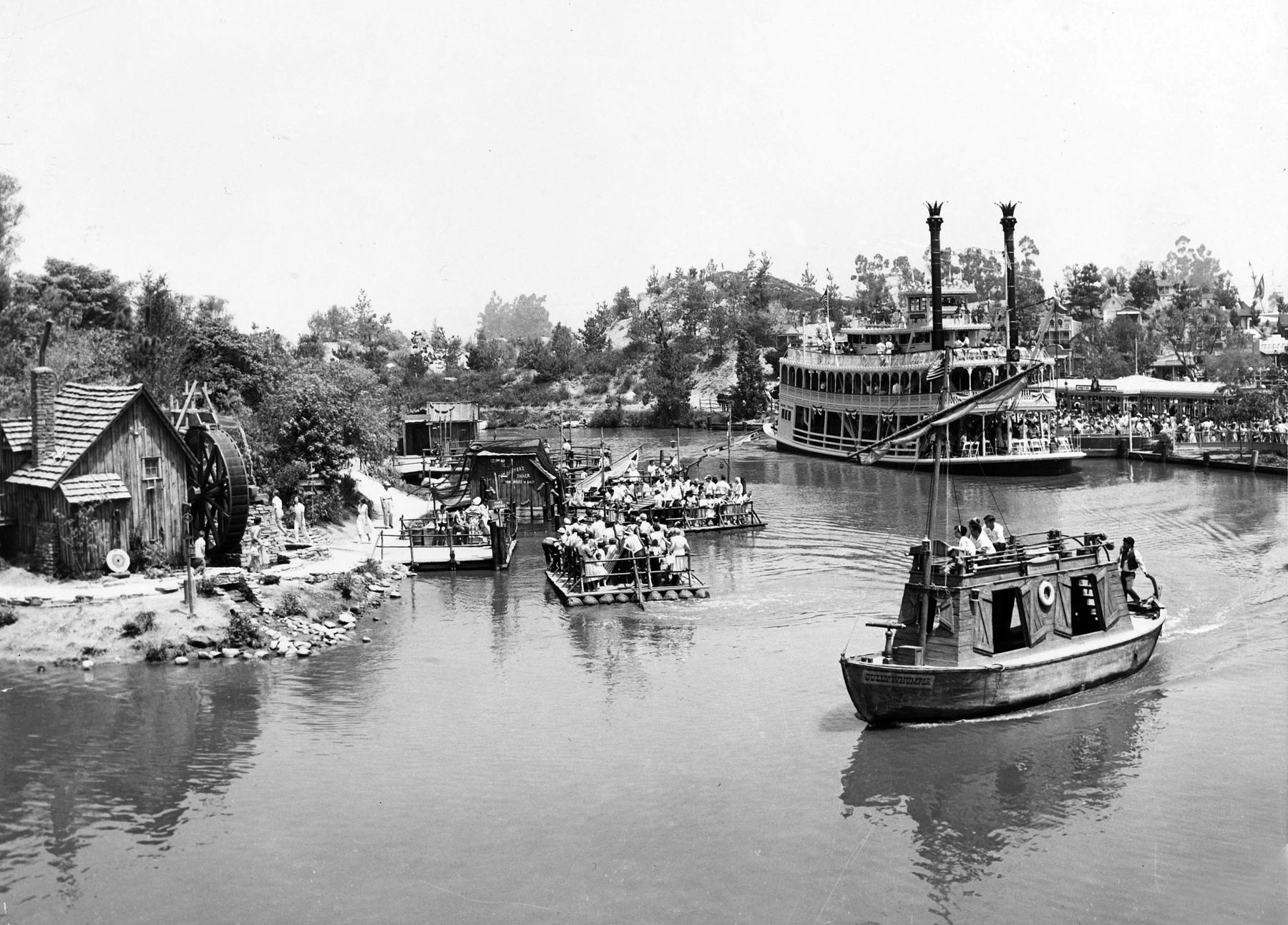 A kaliforniai, eredeti Disneylandben megnyitása óta több mint 650 millió látogató járt. Van olyan vidámpark, amire többen kíváncsiak már éves szinten, de az eredeti Disneyland évi több mint 15 millió látogatóval még mindig a világ egyik legkeresettebb látványossága.