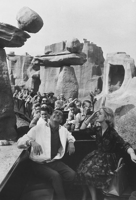 A kaliforniai, eredeti Disneylandben megnyitása óta több mint 650 millió látogató járt. Van olyan vidámpark, amire többen kíváncsiak már éves szinten, de az eredeti Disneyland évi több mint 15 millió látogatóval még mindig a világ egyik legkeresettebb látványossága.