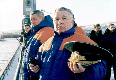 A Kurszk és legénysége 2000. július 30-i díszszemlén