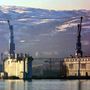 Murmanszk kikötője. A kiemelés után erre a dokkolóra emelik ki a tengeralattjáró maradványát.