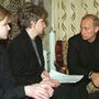 Putyin a Kurszk kapitányának özvegyével és lányával 2000. augusztus 22-én