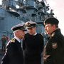 Brit flottaparancsnok és Popov, az orosz Északi Flotta parancsnoka tárgyal a Kurszk helyzetéről az orosz zászlós hajó fedélzetén.