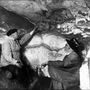 Henri Breuil (balra) és kollégája, Henri Begouen a barlang felfedezésének 50. évfordulóján, 1990-ben.
