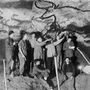 Tudóscsoport a rajzok között 1948-ban, a barlang megnyitásának évében. A felfedezés után Henri Breuilt (jobbról a harmadik), a paleolitikus művészet első jelentős kutatóját kérték fel a rajzok vizsgálatára.