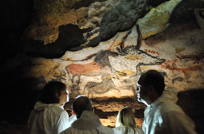 Restaurátorok állítják helyre a hányattatott sorsú barlang évezredes rajzait.