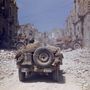 Amerikai Jeep a lebombázott Rómában, 1944.
