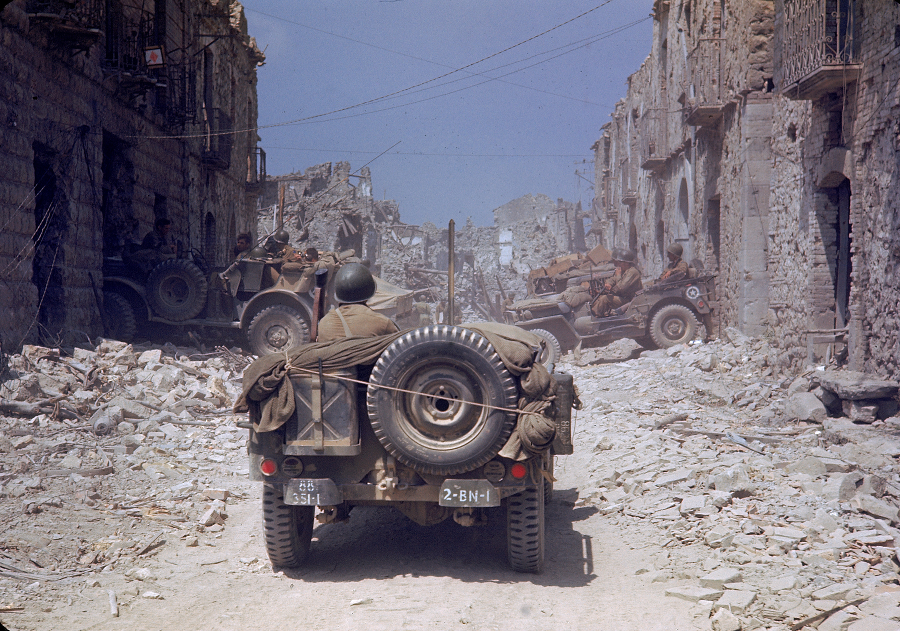 Amerikai Jeep a lebombázott Rómában, 1944.