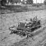 Traktorrá alakított Jeep egy amerikai farmon, 1945.