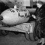 Kate Smith amerikai énekesnő küldi Hitlernek ezt a bombát 1943-ban.