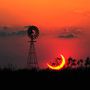 Ugyanolyan napnyugtának tűnt, mint máshor, de hiányzott a Nap Texas felett. Szeptemberben fotózták a részleges napfogyatkozást Texas déli részén, stílusosan a Sundown nevű kisvárosban.