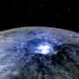 De mi az a fényes folt a Ceresen? Amióta megjöttek a Dawn űrszonda képei a törpebolygóról, ez a kérdés tartotta lázban a kutatókat, és persze minden érdeklődőt. Jó néhány hónappal később jött a válasz, valószínűleg egy, a felszín alatt elhelyezkedő, és meteorbecsapódás miatt felszínre került sós réteg. Azt azért még mindig nem tudják, hogyan került oda az a bizonyos réteg.