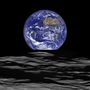 Föld-felkelte a Hold mögül. A lélegzetelállító képet a NASA Lunar Reconnaissance Orbiter nevű, Hold körül keringő űrszondája készítette. Az LRO 2009 óta kering a Hold körül, naponta 12 földkeltét észlel, de általában el van foglalva a Hold felszínének fotózásával, ritkán készít ilyen képeket a Földről.