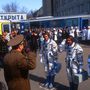 Dietrich Flade német űrhajós (középen) és orosz társai,  Alekszandr Viktorenko és Alekszandr Kaleri tisztelegnek 1992 márciusában, miután hazatértek nyolcnapos küldetésürkől