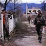Francia ENSZ-békefenntartó járőrözik Szarajevó külvárosában 1996. január 10-én. A boszniai háború alatt az ENSZ közel 40 ezer békefenntartót delegált az országba.