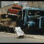 Egy férfi sétál el az Egyesült Államok által ledobott segélyszállítmányos zsákkal. 1992-től Szarajevót blokád alá vonták a szerb csapatok, a városiakat elvágva az élelmiszer- és gyógyszerszállítmányoktól. Az ENSZ légihídon át juttatott segélyeket a helyieknek.