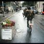 Virágcsokor egy szerb bombatalálat helyszínén 1995-ben Szarajevó egyik utcáján. A város 1992 és '95 között tartó ostromában áltlagosan naponta 300 aknavető-lövést adtak le a szerb ostromló csapatok.