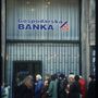 1996. március 5-én egy szarajevói banknál sorban álló emberek. A város ostroma alatt bizonytalan volt, hogy mikor nyitnak ki a bankok és sokan elővigyázatosságból nem vették ki a pénzüket. A háború után tömegek nyúltak a megtakarításaikhoz. A hirtelen megugró lakossági készpénzállomány kifejezetten ártott a gazdaságnak.