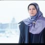 Muszlim nő áll Szarajevóban. 