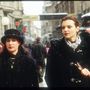 Két nő áll Szarajevó egyik fő bevásárlóutcáján 1996. március 5-én. A boltok március elején kezdtek el újra kinyitni a háború után.