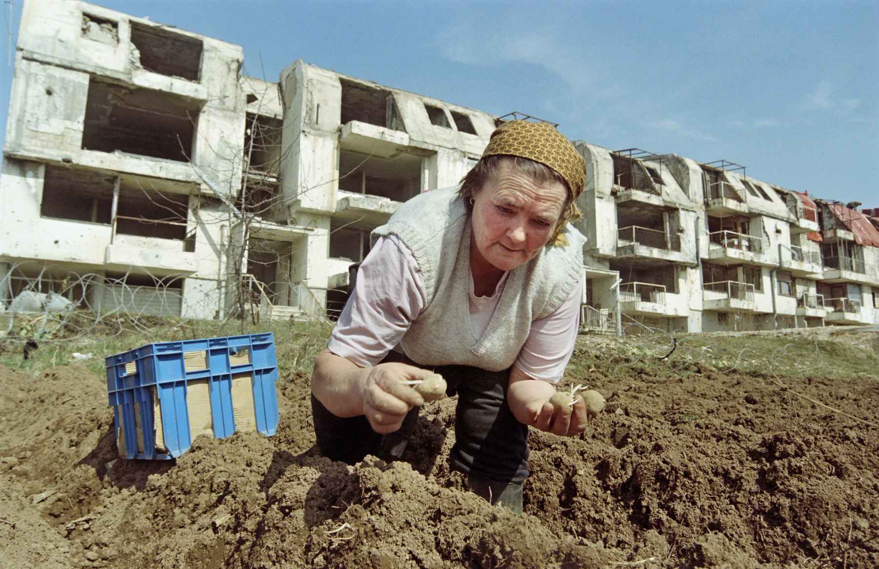 Muszlim nő siratja elvesztett hozzátartozóját Szarajevó temetőjében 1996-ban.
