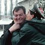 Musztafa, egy bosnyák rendőr (jobb oldalon) csókkal köszönti rég nem látott szerb barátját, Lubót (bal oldalon) 1996. február 23-án. Ezen a napon vették át a bosnyák hatóságok az irányítást Szarajevó korábbi szerb negyedeiben. A művelethez az ENSZ erői is csatlakoztak, hogy a helyi szerbeket maradásra bírják.