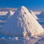 Sóhegyek a világ legmagasabb fekvő és legnagyobb sómezején a bolíviai Salar de Uyuni-n.