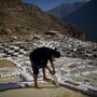 Egy perui tinédzser takarít be a családi sótelepen a korábban az Inka Birodalom területén fekvő Cuzco régióban.