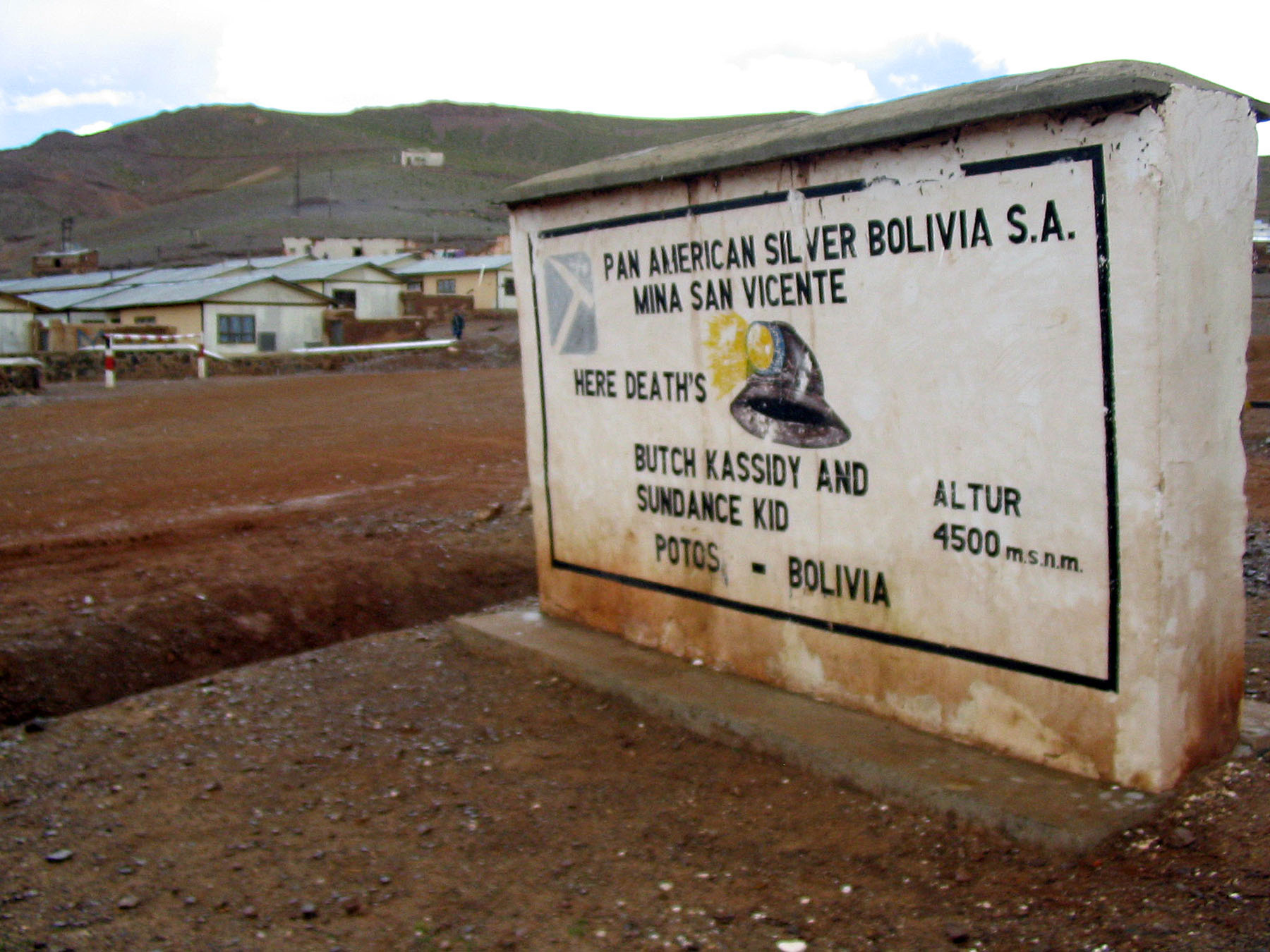 A bolíviai San Vicente határában emelt emlékmű büszkén hirdeti, hogy ez az a város, ahol a bolíviai hadsereg egy osztaga végül lelőtte Cassidyt és a Sundance Kölyköt. A már említett vonatrablás után szorították sarokba a rablókat, akik eleinte derekasan helytálltak, végül azonban elvesztették a csatát. A bolíviai jelentések szerint a két férfi valószínűleg végül egymással végzett: az egyikük megadta a kegyelemlövést súlyosan sérült társának, majd önmaga ellen fordította a fegyvert.

Kivéve, hogy egyesek szerint nagyon is lehetséges, hogy nem is a két rettegett rablót kapták el San Vicentében. Az azonosítás igazából sosem volt biztos, és később pár ember váltig állította, hogy látták Cassidyt, miután visszatért az Egyesült Államokba. Sajnos a dolog sosem nyert bizonyítást, annyira sem, mint az ellenkező állítás, így sem Butch Cassidy, sem a Sundance Kölyök haláláról nincs pontos információnk.