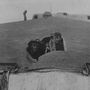 Így festett a lyuk, amit egy német ágyú találata ütött a HMS Tiger egyik lövegtornyán.
