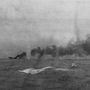 A HMS Indefatigable süllyed, miután a német van der Tann ágyúi darabokra robbantották. A több mint ezer fős legénységből mindössze ketten élték túl a hajó pusztulását