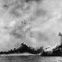 A Queen Mary utolsó pillanatai, a jobb oldalán a Seydlitz és a Derfflinger találatainak robbanásai láthatók.