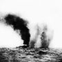 A HMS Birmingham tűz alatt - a hajó a sérülései nagy részét nem ekkor, hanem később, az éjszaka folyamán szerezte