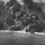A német hajók masszív füstfalat képeznek - de nem azért, mert találatot kaptak, a maguk gerjesztette fekete lepel oltalma alatt próbáltak meglépni a támadáshoz felálló angol főerők elől