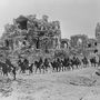 Fotó 1918. augusztus 22-ről, a második somme-i csata idejéről. Brit lovasság halad az  Albert katedrális romjai előtt.