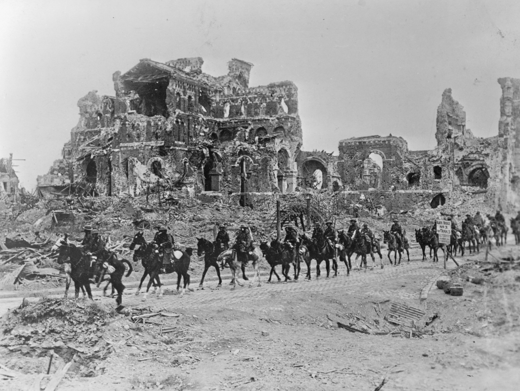 Német katona az utcán, Péronne romjai között