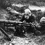Gázmaszkos katonák a brit géppuskás csapatokból (Machine Gun Corps). Az első somme-i csatában Vickers márkájú géppuskát használtak.