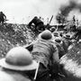 Brit csapatok nyomulnak előre az árkokban 1916-ban. 