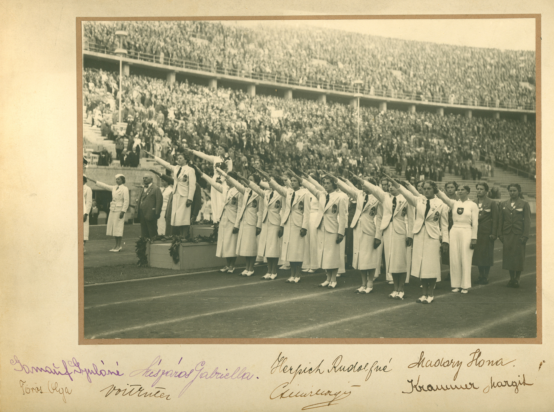 A francia atléták az elmaradt barcelonai népi olimpiáról hazautaznak a Chella gőzössel, 1936. július 22.
