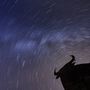 Hosszú expozíciós idővel készített felvétel a Perseidák meteorrajról a spanyolországi Reduena falu felett 2016. augusztus 12-én.