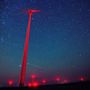 A Perseidák meteorraj egyik hullócsillaga szeli át a hajnali égboltot a Szófiától mintegy 500 km-re fekvõ kavarnia szélerõmûpark felett